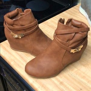 Bella Marie ankle boot wedges size 10